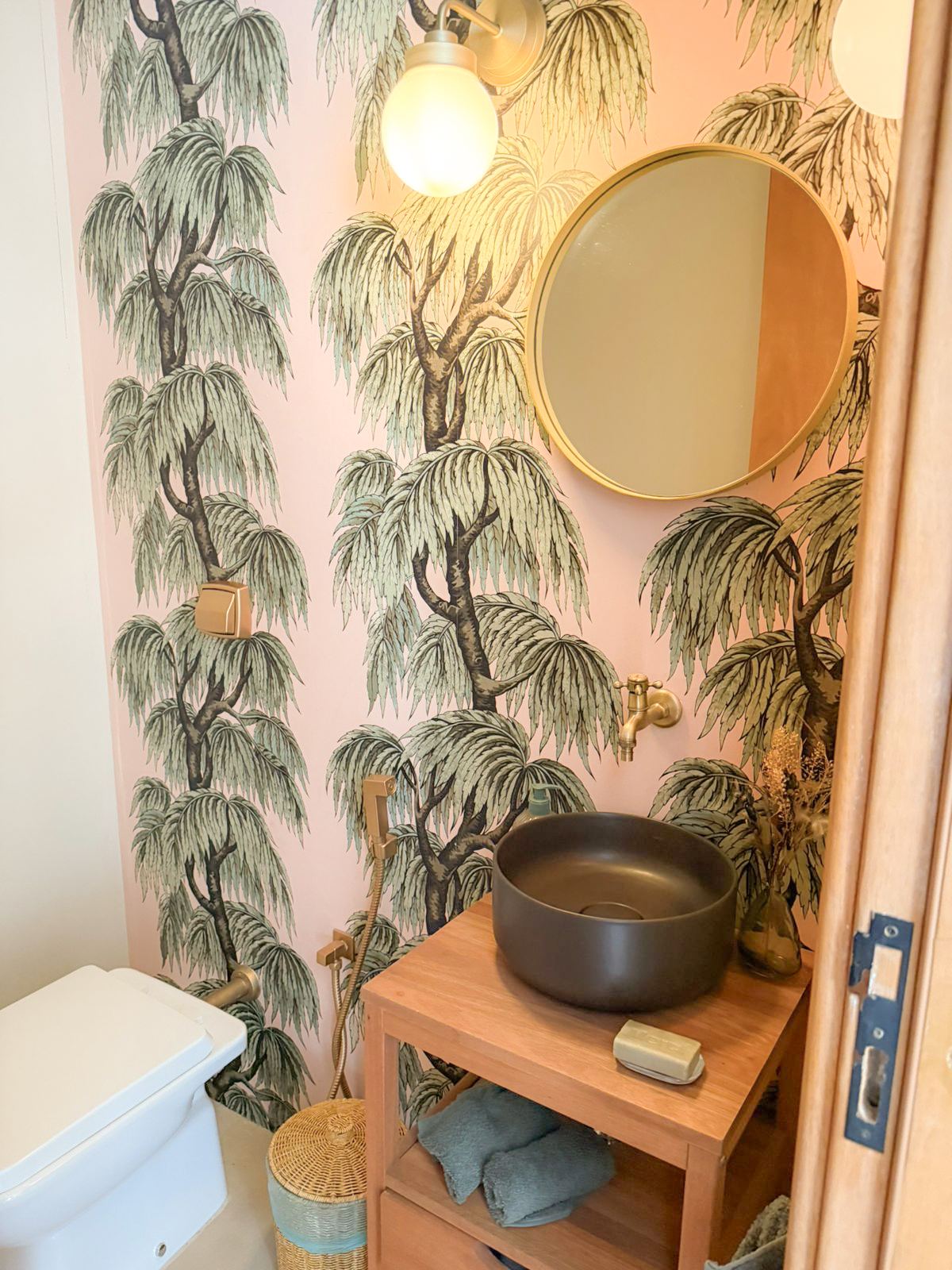 Lavabo com papel de parede de folhagens