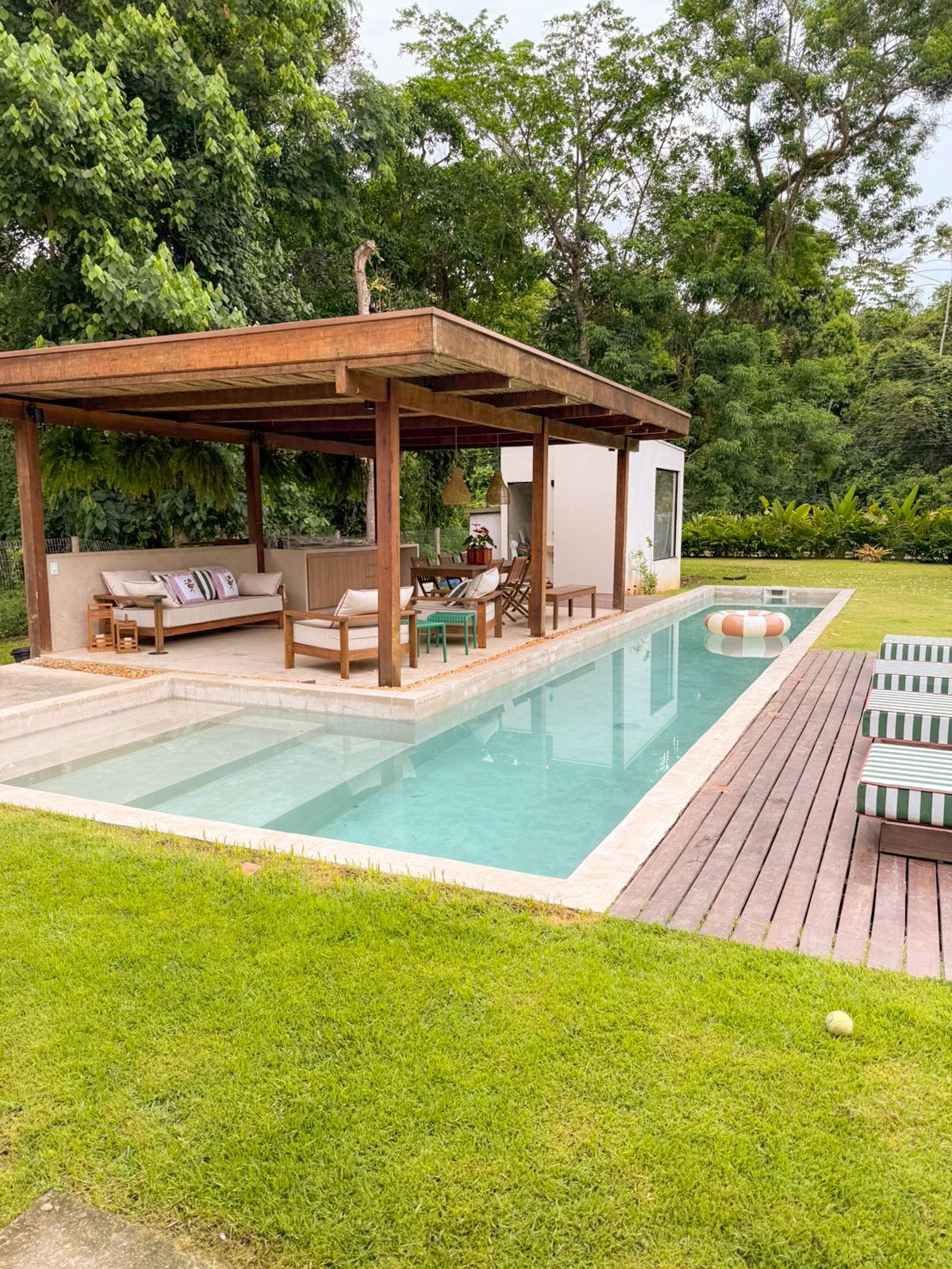 Piscina de raia e o pergolado de dia