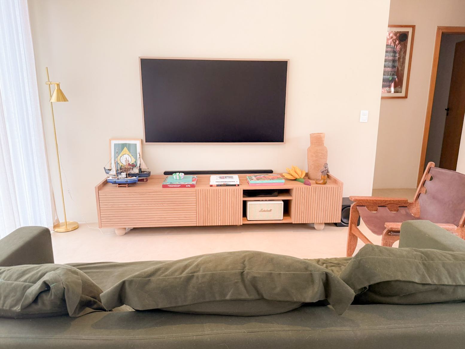 Sala de TV com sofá verde