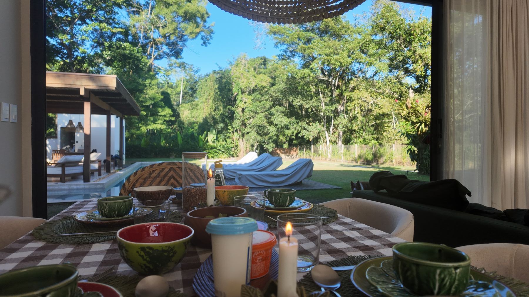 Mesa posta com vista para a piscina